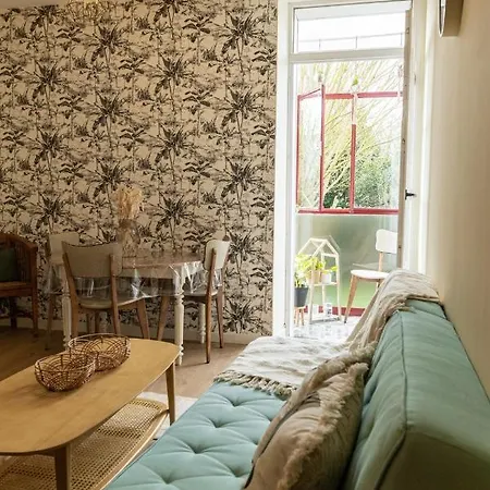 Au Coeur Des Remparts De Guerande: Pour 4 * Guérande