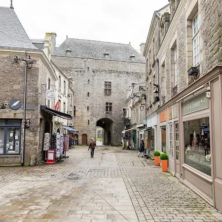 Au Coeur Des Remparts De Guerande: Pour 4 * Guérande
