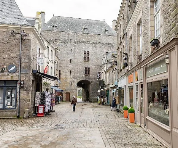 Au Coeur Des Remparts De Guerande: Pour 4 * Guérande