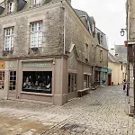 Au Coeur Des Remparts De Guerande: Pour 4 * Guérande